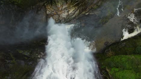 Blick-Von-Oben-Auf-Die-Wasserfälle-Von-Fervenza-Do-Toxa-Durch-Felsen-Im-Wald-In-Pontevedra,-Galizien,-Spanien