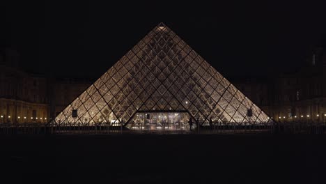 La-Pirámide-Del-Louvre,-Terminada-En-1988-Como-Parte-Del-Proyecto-Más-Amplio-Del-Gran-Louvre,-Se-Ha-Convertido-En-Un-Hito-De-París.