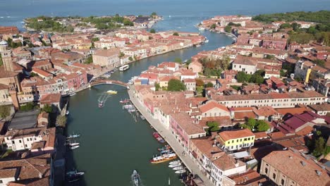 Lebendiges-Stadtbild-Von-Venedig-Mit-Menschen-Und-Booten-Aus-Der-Vogelperspektive