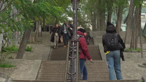 Dos-Jóvenes-Parisinas-Suben-Escaleras-En-El-Distrito-De-Montmartre-En-París