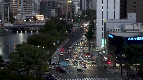 Mit-Blick-Auf-Den-Verkehr-In-Der-Stadt-Hiroshima-Entlang-Der-Jonan-Dori-Avenue