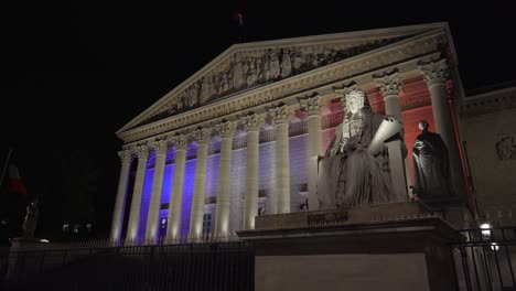 Beleuchtete-Fassade-Der-Nationalversammlung-Mit-Den-Farben-Der-Französischen-Flagge