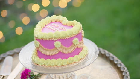 Pink-Heart-Cake-Saying-We-Got-Hitched,-Slow-Motion-Rotating-4K