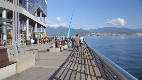 Menschen-Auf-Dem-Bon-Voyage-Plaza-Mit-Der-Tropfenskulptur-In-Vancouver,-BC,-Kanada