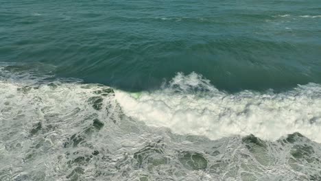 Riesige-Wellen-Rauschen-In-Der-Weißen,-Schaumigen-Meeresoberfläche-In-Playa-De-Valcobo,-Arteixo,-La-Coruña,-Spanien