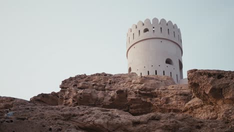 Sur-Fort,-Ein-Historisches-Juwel-In-Der-Landschaft-Omans