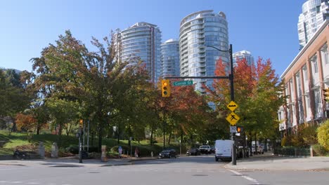 Autos,-Die-Die-Carrall-Street-In-Vancouver,-Britisch-Kolumbien,-Kanada-überqueren-–-Statische-Aufnahme