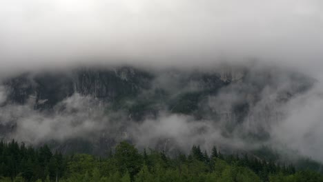 The-Chief,-Squamish,-Columbia-Británica,-Canadá:-Una-Vista-Impresionante-De-Una-Montaña-Cubierta-De-Niebla:-Toma-Estática