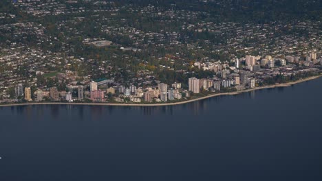 Vista-Aérea-De-Los-Edificios-Frente-Al-Mar-En-Vancouver,-Canadá.