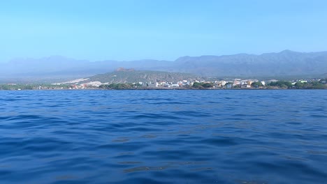 Navegando-Sobre-El-Océano-Azul-Cerca-Del-Puerto-De-Porto-Novo,-Isla-De-Santo-Antao,-Cabo-Verde,-África