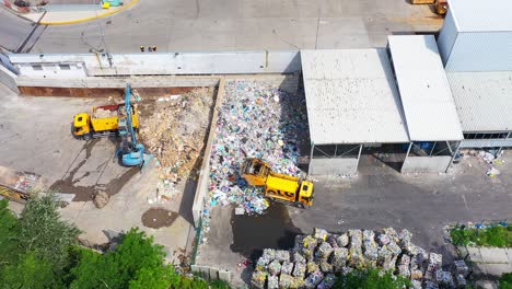 Luftdrohne-Draufsicht-Auf-Müllwagen-Auf-Schrottplatz-Mit-Plastik