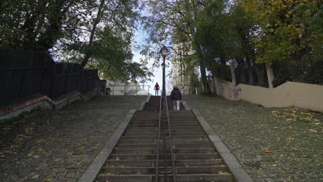 Montmartre-Ist-Für-Seine-Vielen-Treppen-Bekannt,-Da-Es-Auf-Einem-Hügel-Gebaut-Ist