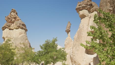 Touristen-Besuchen-Die-Einzigartigen-Felsenfeenkamine-Der-Natur,-Erosionsformationen