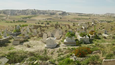 Islamischer-Muslimischer-Friedhof,-Grabsteine,-Spirituelle-Türkische-Landschaft