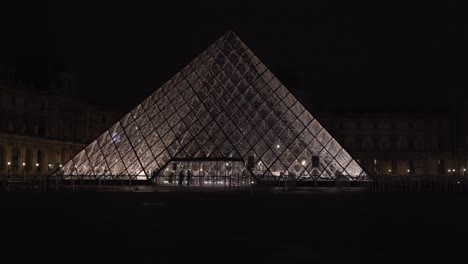 Die-Lamellenpyramide-Ist-Eine-Große-Glas--Und-Metallkonstruktion,-Die-Vom-Chinesisch-amerikanischen-Architekten-I-Entworfen-Wurde