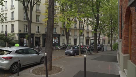 Típica-Calle-Parisina-De-Adoquines-Con-árboles-Plantados-En-El-Carril-De-Montmartre