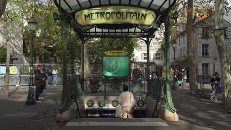 Menschen,-Die-Im-Frühherbst-In-Den-U-Bahn-Eingang-Der-Metropole-Im-Bezirk-Montmartre-In-Paris-Gehen