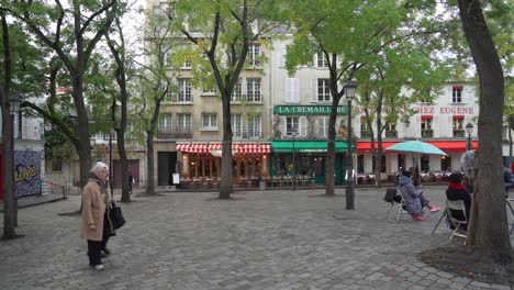 Place-du-Tertre-in-Montmartre-is-a-Small,-cafe-lined-cobbled-square-and-a-hangout-for-buskers,-artists-painting-visitors'-portraits