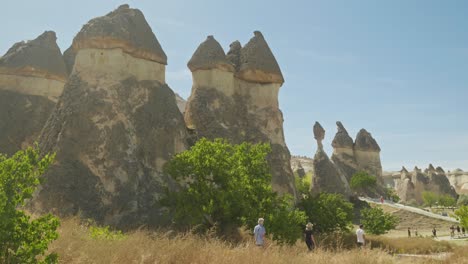 Touristen-Besuchen-Die-Feenkamin-Felssäulenformationen-Im-Pasabag-Tal