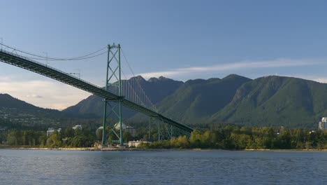 Puente-Lions-Gate-A-Través-Del-Primer-Estrecho-De-Burrard-Inlet-En-Vancouver,-BC,-Canadá