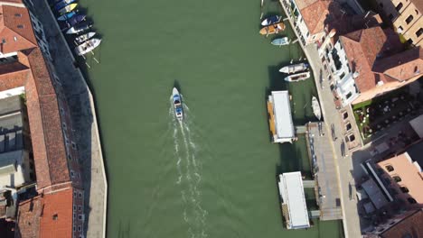 Water-traffic-in-Grand-Canal-of-Venice-city,-aerial-top-down-view