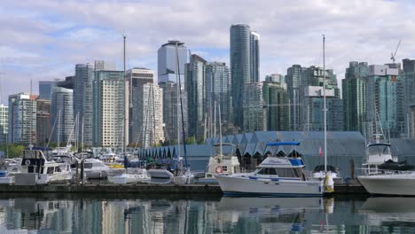 Yachten-Und-Boote-Mit-Der-Skyline-Der-Innenstadt-Von-Vancouver-Im-Hintergrund-In-BC,-Kanada