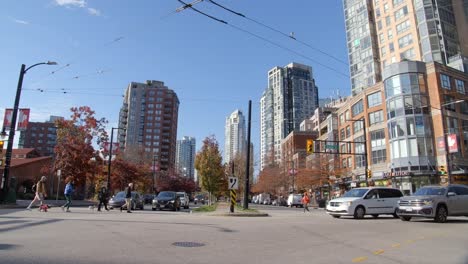 Vancouver,-Canadá---Vehículos-E-Individuos-Maniobrando-A-Través-Del-Vibrante-Centro-De-La-Ciudad---Toma-Estática