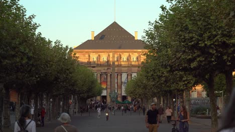 Opéra-National-Du-Rhin-In-Place-Broglie-In-Straßburg-Mit-Franzosen,-Die-Den-Abend-Genießen