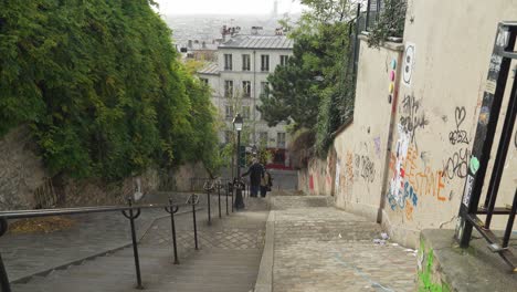 Los-Parisinos-Tienen-Que-Subir-Escaleras-Muy-Empinadas-En-El-Barrio-De-Montmartre.