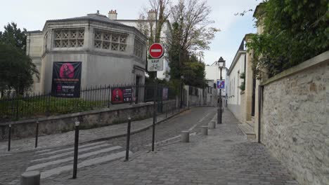 Kopfsteinpflasterstraße-Im-Bezirk-Montmartre-In-Paris