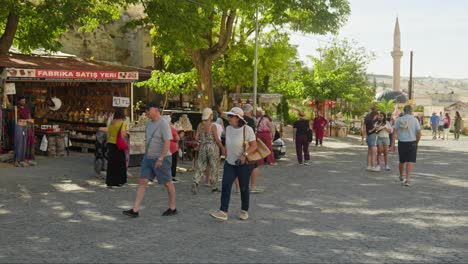 Touristen-Besuchen-Den-Markt-Des-Türkischen-Dorfes-Cavusin-In-Kappadokien