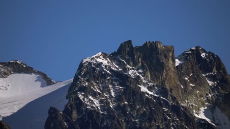 Elfin,-Squamish,-Columbia-Británica,-Canadá---Una-Vista-De-Un-Pico-De-Montaña-Cubierto-De-Nieve---De-Cerca