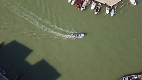 Boat-turning-in-Grand-Canal-of-Venezia,-aerial-top-down-view
