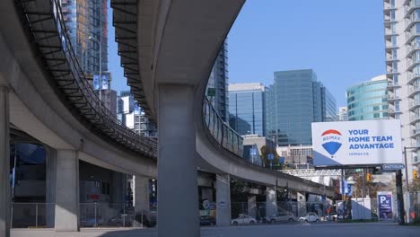 Ein-Blick-Auf-Den-Skytrain-Vor-Dem-Hintergrund-Von-Gebäuden-In-Vancouver,-Britisch-Kolumbien,-Kanada-–-Mittlere-Aufnahme