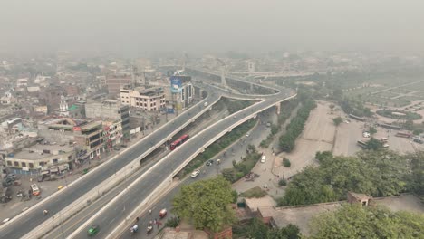 Luftdrohnenaufnahme-Von-Oben-Nach-Unten-über-Die-Verkehrsbewegung-Entlang-Der-Azadi-Brücke-In-Pakistan-Während-Der-Morgenzeit