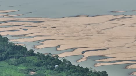 Sandansammlung-Auf-Ausgetrocknetem-Fluss-Bei-Extremer-Dürre-Im-Amazonas-Regenwald,-Dem-Größten-Tropischen-Wald-Der-Welt