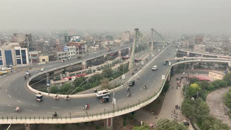 Luftdrohnenschwenkaufnahme-Der-Verkehrsbewegung-Entlang-Der-Azadi-Brücke-In-Pakistan-Während-Der-Morgenzeit