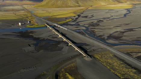 Montaña-Lómagnúpur-Junto-A-La-Carretera-De-Circunvalación-En-Islandia---Disparo-De-Drones