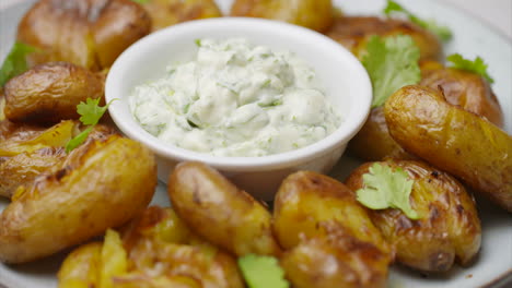 Bratkartoffeln-Auf-Einem-Weißen-Teller-Rotieren