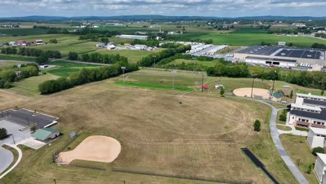 Luftaufnahme-Eines-High-School-Campus-In-Pennsylvania-Mit-Sportplätzen