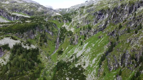 Hermoso-Paisaje-De-Montaña-Con-Una-Pequeña-Cascada-En-Los-Alpes-De-Kaernten,-Austria