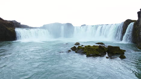 Wasser-Fließt-über-Die-Godafoss-Wasserfälle-Zum-Isländischen-Fluss