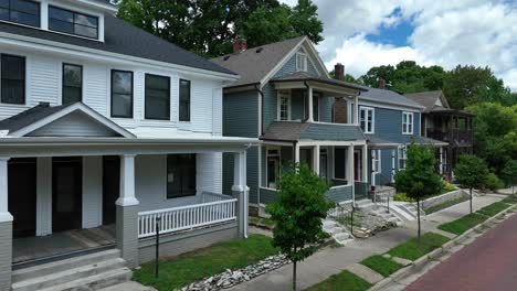 Row-of-traditional-American-houses-with-front-porches-and-a-cobblestone-street
