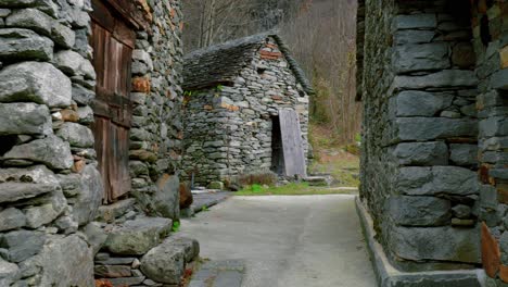 Durchflugdrohnenaufnahme-Der-Steinhäuser-Im-Dorf-Cavergno,-Im-Bezirk-Vallemaggia-Im-Kanton-Tessin-In-Der-Schweiz