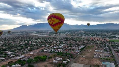 Heißluftballon-Mit-New-Mexico-Flagge-Während-Der-Fiesta-In-Albuquerque