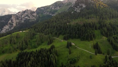 Toma-Aérea-De-Montañas-Y-Bosques,-Alpes,-Austria.