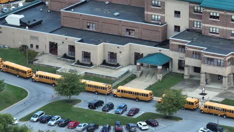 Large-high-school-with-line-of-buses-for-dismissal