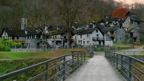 Schwenk-Von-Der-Linken-Zur-Rechten-Seite-Des-Bildes-Auf-Die-Steinhäuser-Im-Dorf-Cavergno-Im-Bezirk-Vallemaggia-In-Der-Schweiz