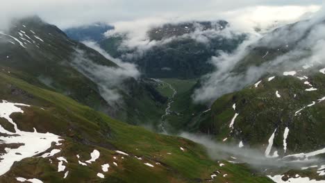 Hermoso-Valle-Verde-Rodeado-De-Enormes-Montañas-En-Un-Día-Nublado-En-Los-Alpes-De-Salzburgo,-Austria