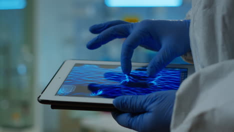 Nahaufnahme-Eines-Chemikers,-Der-An-Einem-Tablet-Mit-DNA-Scan-Bild-Arbeitet